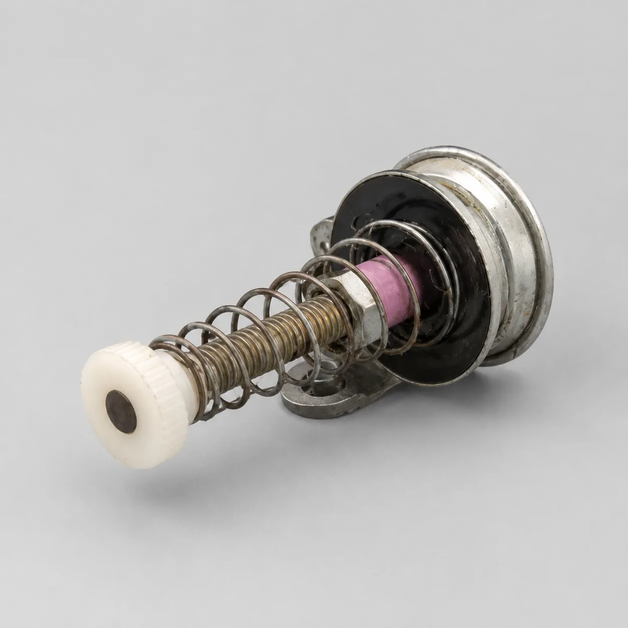 Clean metallic lurex yarn tensioner adjustment device for stable tube yarn production